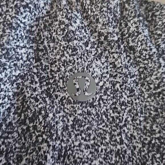 Excellent condition Lululemon Marble Black White Mesh Side Capri Leggings Size 4 - Picture 4 of 7